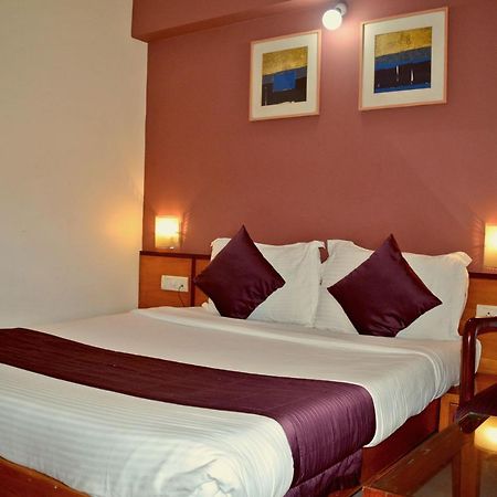 Sukh Hotel Мумбаи Экстерьер фото
