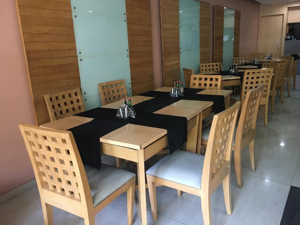 Sukh Hotel Мумбаи Экстерьер фото