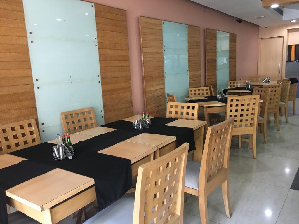 Sukh Hotel Мумбаи Экстерьер фото