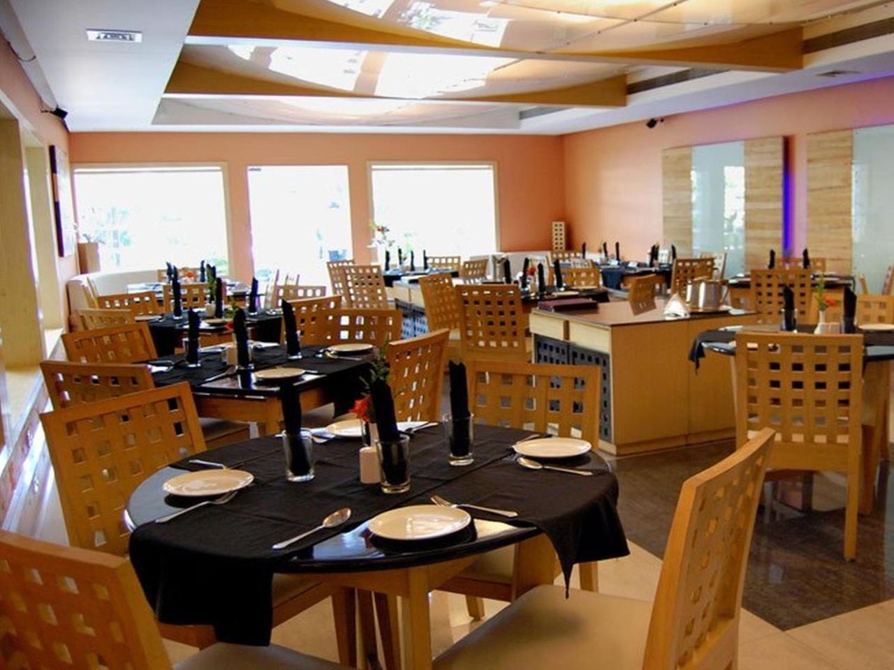 Sukh Hotel Мумбаи Экстерьер фото