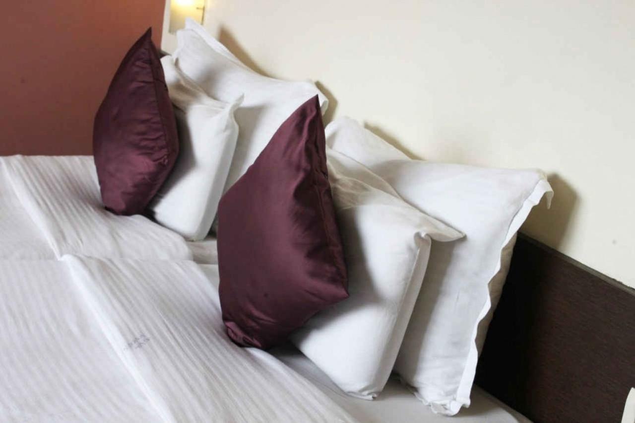 Sukh Hotel Мумбаи Экстерьер фото