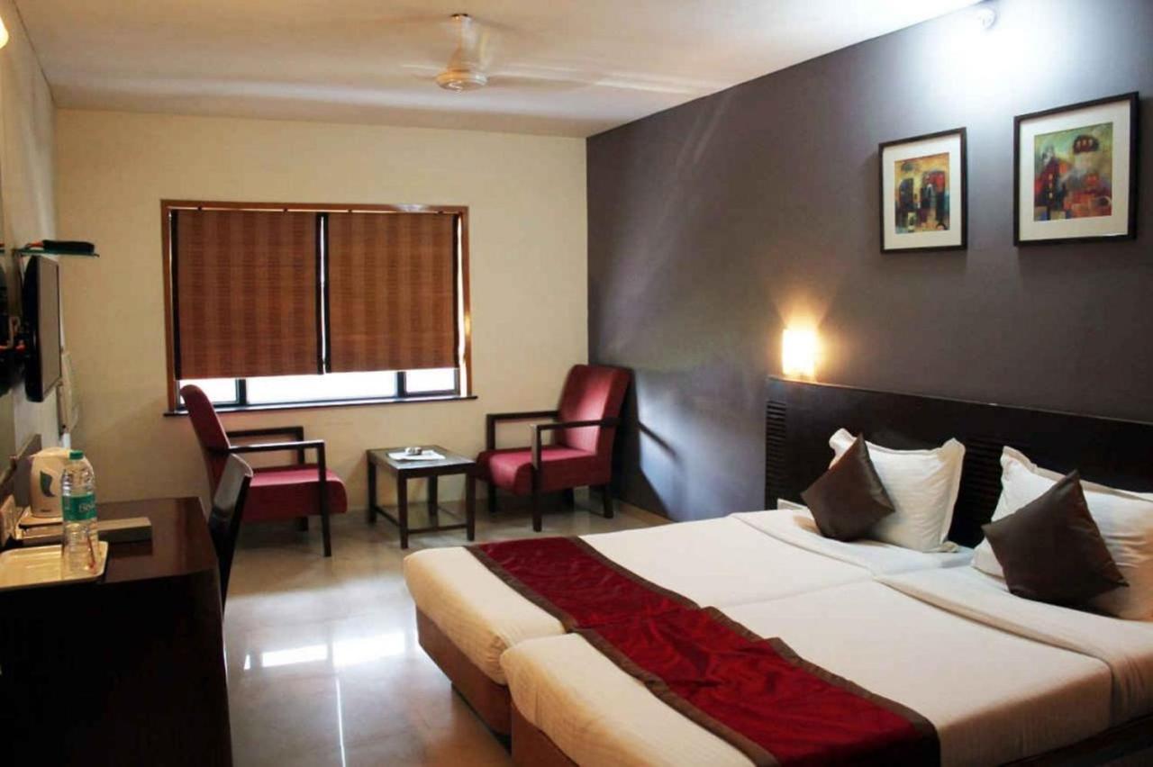 Sukh Hotel Мумбаи Экстерьер фото