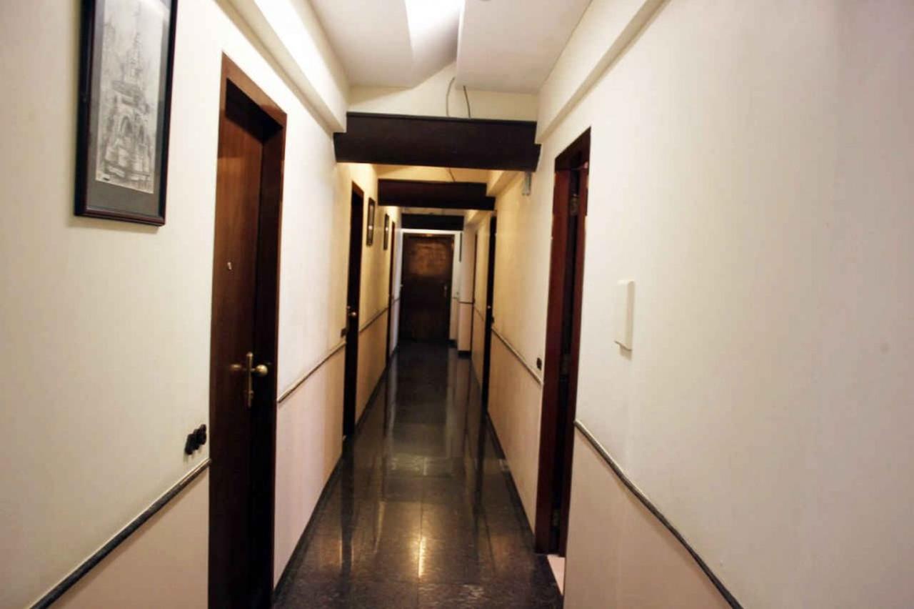 Sukh Hotel Мумбаи Экстерьер фото